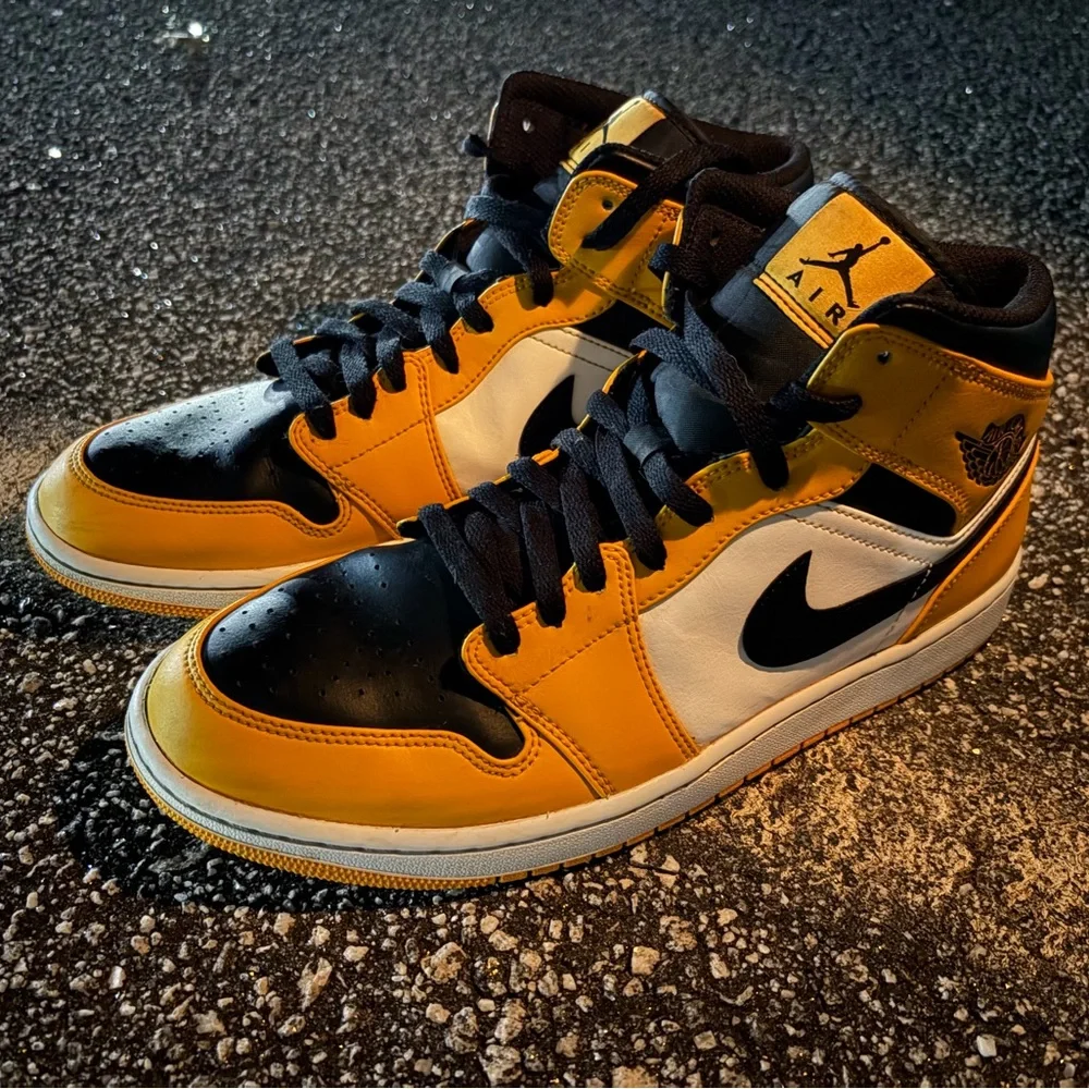 Nike Air Jordan 1 Mid Taxi Black Yellow Toe 554724-701 Size-11.5 - Picture 1 of 7